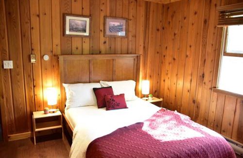 Cedar Chalet De Esquí | Quiet and Comfy 3bed/2bath - Chalet with hot tub.
