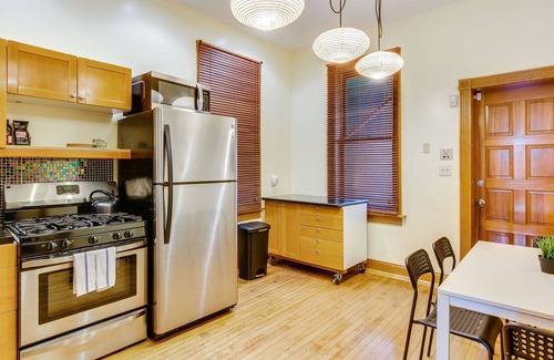 Wicker Park Apartamento | Quiet and Cozy Bucktown Apartment is the Perfect Base for Your Windy City Excursions by RedAwning