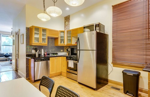 Wicker Park Apartamento | Quiet and Cozy Bucktown Apartment is the Perfect Base for Your Windy City Excursions by RedAwning