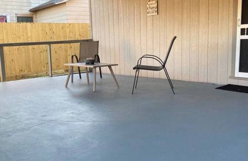 Central City Casa | Quiet and Cozy Cottage -10 minutes from the beach!