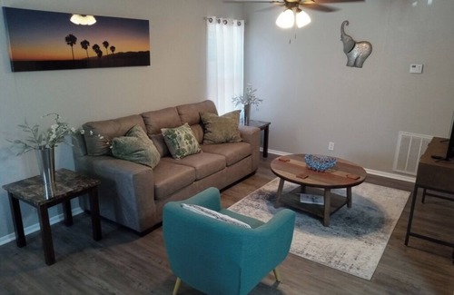 Central City Casa | Quiet and Cozy Cottage -10 minutes from the beach!