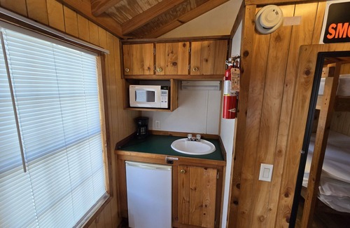 Brimfield Cabina | Quiet and Cozy Campground Cabin 2 near the lake