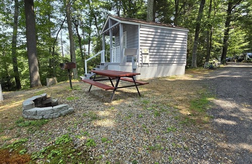 Brimfield Cabina | Quiet and Cozy Campground Cabin 2 near the lake