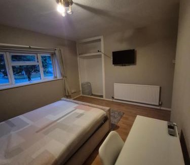 Caerau Casa | Quiet and professional friendly