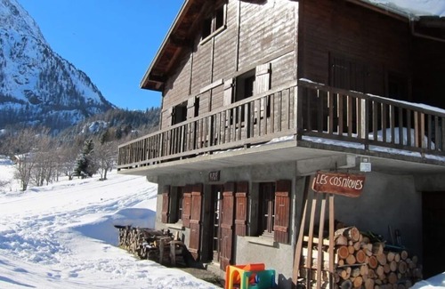 Vallorcine Chalet De Esquí | Chalet familiar tranquilo y soleado, 100m², 5 habitaciones, balcón, jardín.