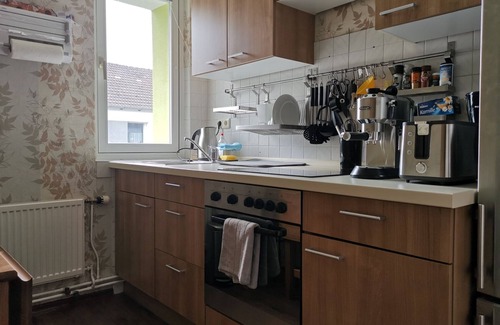 Neupetritor Apartamento | Apartamento tranquilo con vista verde en ubicación urbana