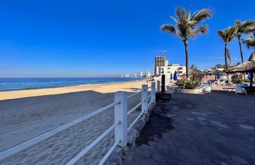 Marina Mazatlan Apartamento | Quiet apartment with pool right on the beach