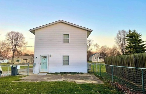 Indianapolis Casa | Quiet area close to downtown! 3 bedroom 2 bath sleeps 7!