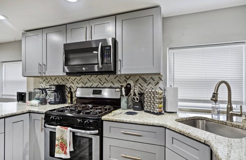 Belmont Cragin Hotel | Quiet Area - Revamped Basement