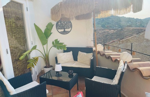 Callas Casa | Quiet bed and breakfast with sea and mountain views in a 14th-century village