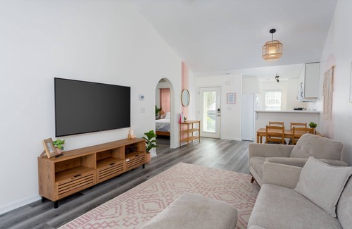 Wilmington Casa | Quiet Boho Townhouse; 15 Min to Beach
