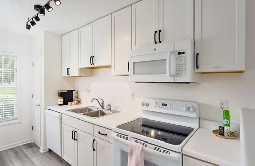 Wilmington Casa | Quiet Boho Townhouse; 15 Min to Beach