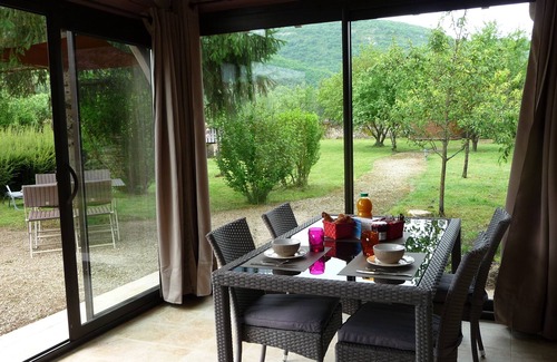 Saint-Antonin Noble Val Cabaña | Casa rural tranquila con gran jardín de 1400 m2 en el pueblo de St Antonin y WIFI