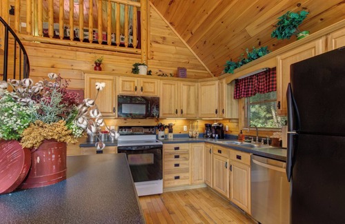 Kodak Cabina | … Quiet Cabin Getaway … Close to Town … Hot Tub …