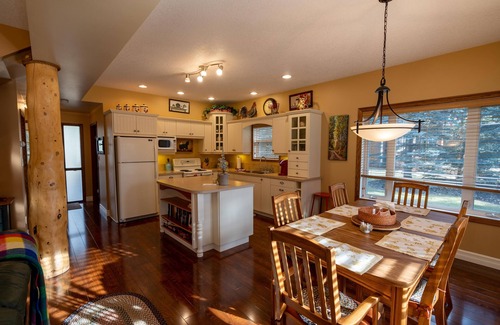 Nordegg Cabina | Quiet Cabin in the Mountains with a hot tub, CookHouse & all you need in nature!