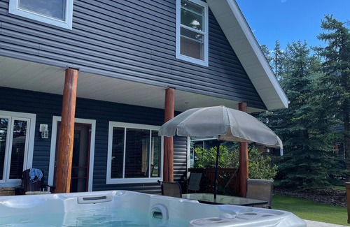 Nordegg Cabina | Quiet Cabin in the Mountains with a hot tub, CookHouse & all you need in nature!