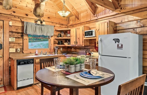 Sevierville Cabina | Quiet Cabin in Woods- Alpine Ridge Sub-Division - 1 Bed/1Bath Jaccuzi