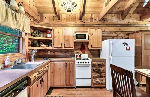 Sevierville Cabina | Quiet Cabin in Woods- Alpine Ridge Sub-Division - 1 Bed/1Bath Jaccuzi