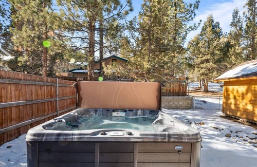 Big Bear Cabina | Quiet Cabin Retreat with quick access to Hwy 38 to Redlands and Lucerne Valley.
