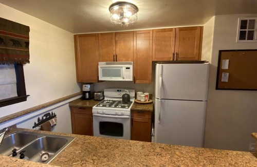 Big Bear Cabina | Quiet Cabin Retreat with quick access to Hwy 38 to Redlands and Lucerne Valley.