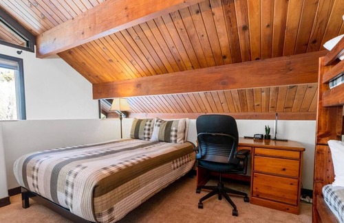 Big Bear Cabina | Quiet Cabin Retreat with quick access to Hwy 38 to Redlands and Lucerne Valley.