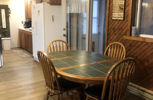 Redfield Cabina | Quiet cabin that sits right on the edge of the water! Pet friendly