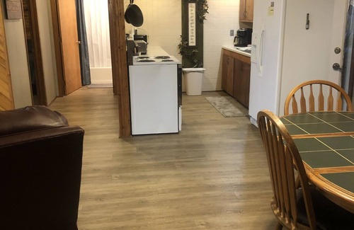 Redfield Cabina | Quiet cabin that sits right on the edge of the water! Pet friendly