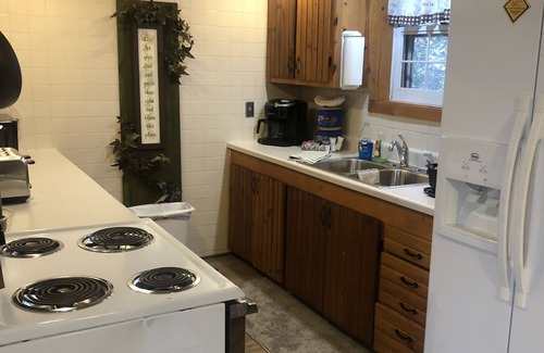 Redfield Cabina | Quiet cabin that sits right on the edge of the water! Pet friendly