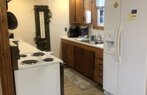 Redfield Cabina | Quiet cabin that sits right on the edge of the water!! Pet friendly