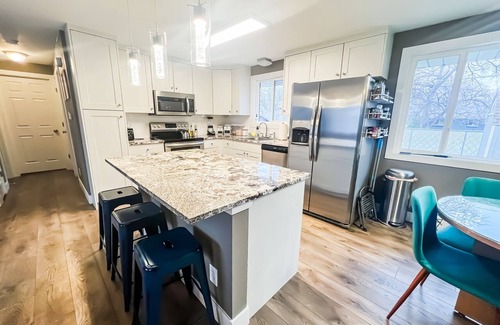 Southeast Colorado Springs Casa | Quiet Clean Pet Friendly Close to Downtown Sleeps 10