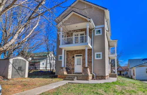 Jefferson City Casa | Quiet, Clean & Secure 5bd/5ba Skinny House, Every Room Has a Private Bathroom!