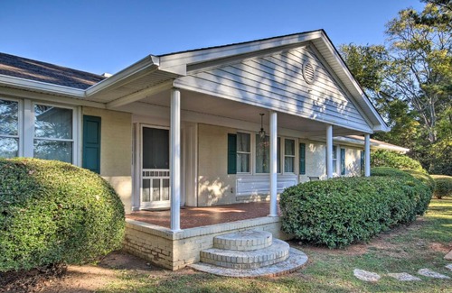 Columbia Casa | Quiet Columbia Home with Fire Pit and Pool Table!