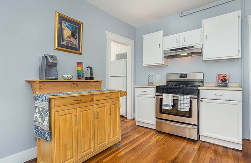 Metropolitan Hill - Beech Street Condominio | Tranquilo confort en Boston - Condominio grande de 2 camas