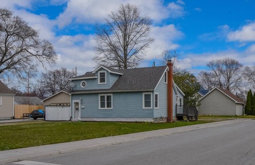 Highland Casa | Quiet & Comfortable 2 Bed Corporate Near 80/94 A Richard St Main Floor