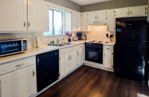Mission Casa | Quiet, comfy and spacious 3 bedroom home in KC