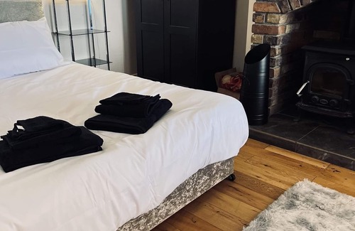 Ballincollig Casa | Quiet Cosy Room in Cork City Suburb - Pet Friendly - Blarney Castle nearby