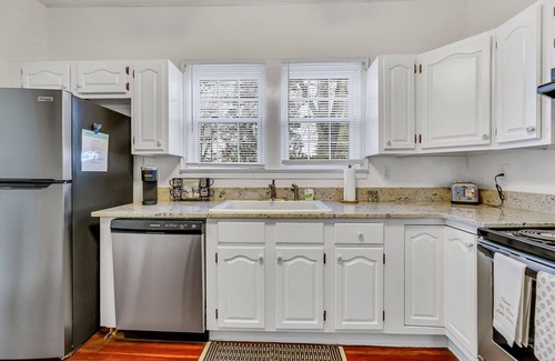Kernersville Cabaña | Quiet Cottage - King Bed - Near wedding venue & Restaurants - Long Term Allowed