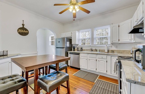 Kernersville Cabaña | Quiet Cottage - King Bed - Near wedding venue & Restaurants - Long Term Allowed