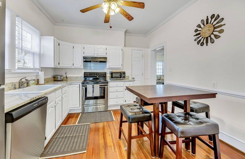 Kernersville Cabaña | Quiet Cottage - King Bed - Near wedding venue & Restaurants - Long Term Allowed