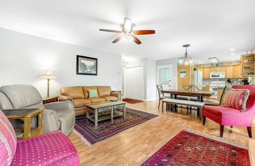 Newland Casa | Quiet cottage with deck & grill + resort pool, on-site golf, & tennis courts