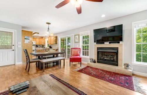 Newland Casa | Quiet cottage with deck & grill + resort pool, on-site golf, & tennis courts