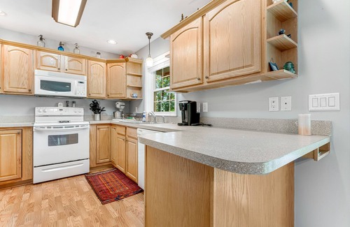 Newland Casa | Quiet cottage with deck & grill + resort pool, on-site golf, & tennis courts