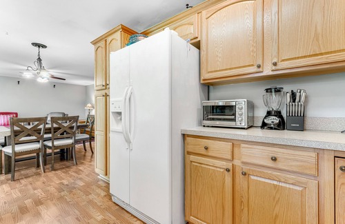 Newland Casa | Quiet cottage with deck & grill + resort pool, on-site golf, & tennis courts