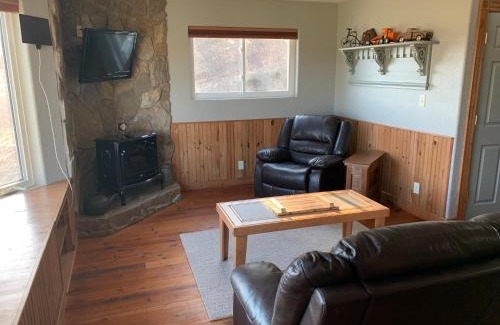 Sparta Apartamento | Quiet Country Comfort w Long Views