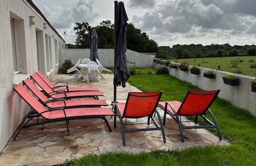 Rouans Cabaña | Casa rural tranquila en el campo con mascotas, parking y wifi