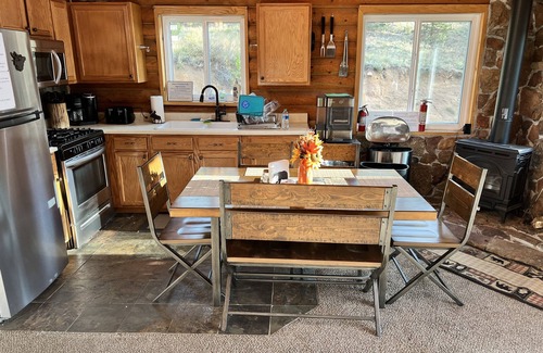 Howard Cabina | Tranquilo, pintoresco y acogedor Log Cabin Living!