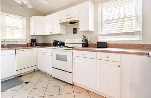 Cuyler - Brownsville Casa | Quiet & Cozy Room with Private Bath