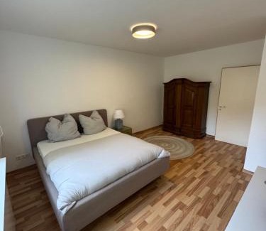 Neuhausen - Nymphenburg Apartamento | Quiet Family Apartment - 10 min to Center & Oktoberfest - Free Parking - Balcony - near Nymphenburg Palace & Botanical garden