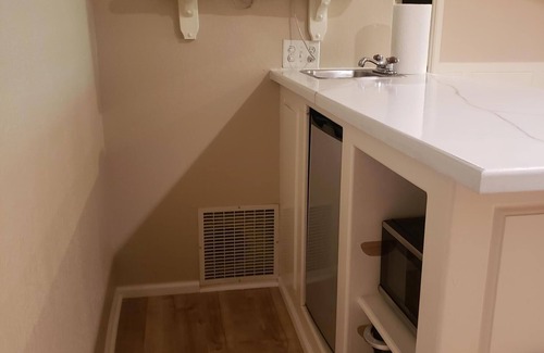 Thurston Apartamento | Quiet Family Friendly 2 bedroom basement sleeps 6