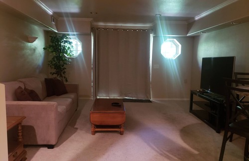 Thurston Apartamento | Quiet Family Friendly 2 bedroom basement sleeps 6